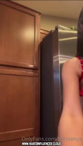 Hiitssenya Bisexual Green Eyes Showing Tits Athletic Body